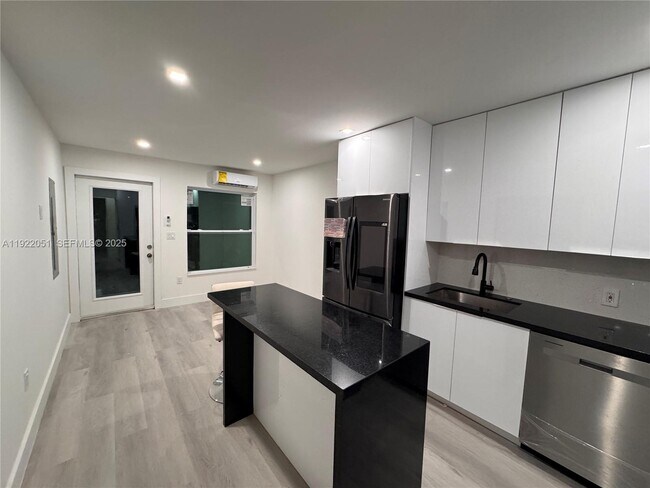 Foto del edificio - 2353 SW 11th Terrace