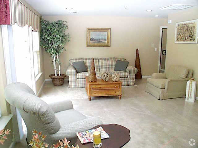 Otra vista de la sala de estar - Autumn Park Apartments