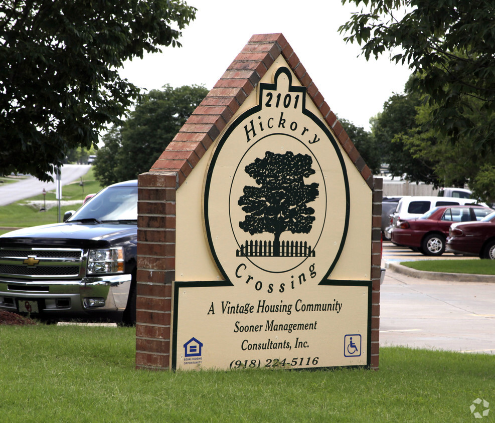 Signage - Hickory Crossing