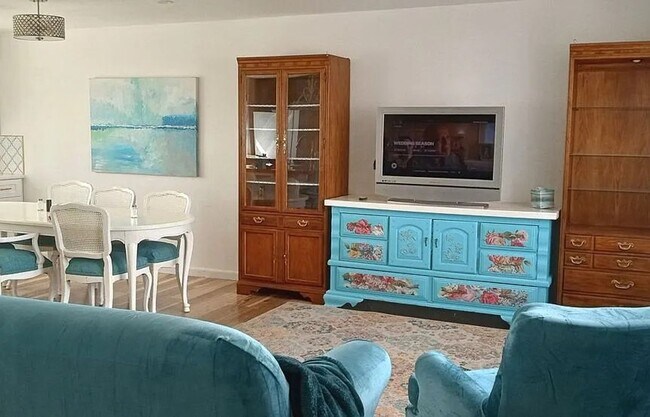 Foto del edificio - Beautiful Furnished 6 bedroom Home all inc...