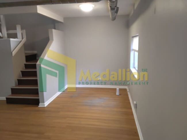 Building Photo - Updated 2-Bedroom Loft-Style Unit in Wicker Park