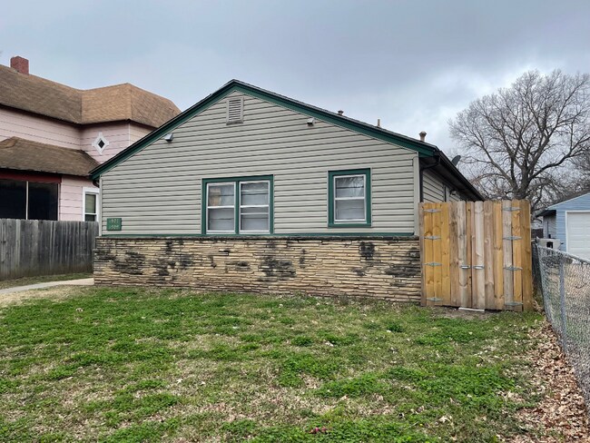 Building Photo - 2-Bedroom, 1 Bathroom Apartment Available ...