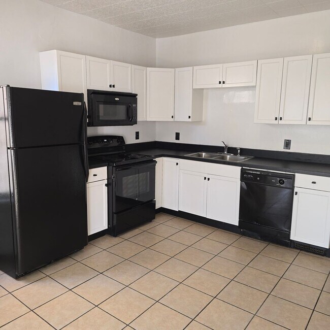 Foto del edificio - Large remodeled 4 bedroom with off street parking available