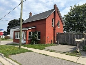 Building Photo - 21 Maple St