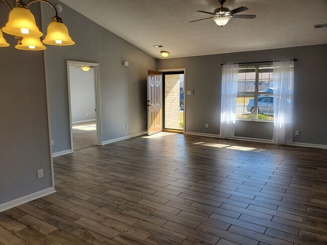 Foto del edificio - Maryville 37804 - 3 bedroom, 2 bedroom home - Call Karen Robertson (865) 454-7626