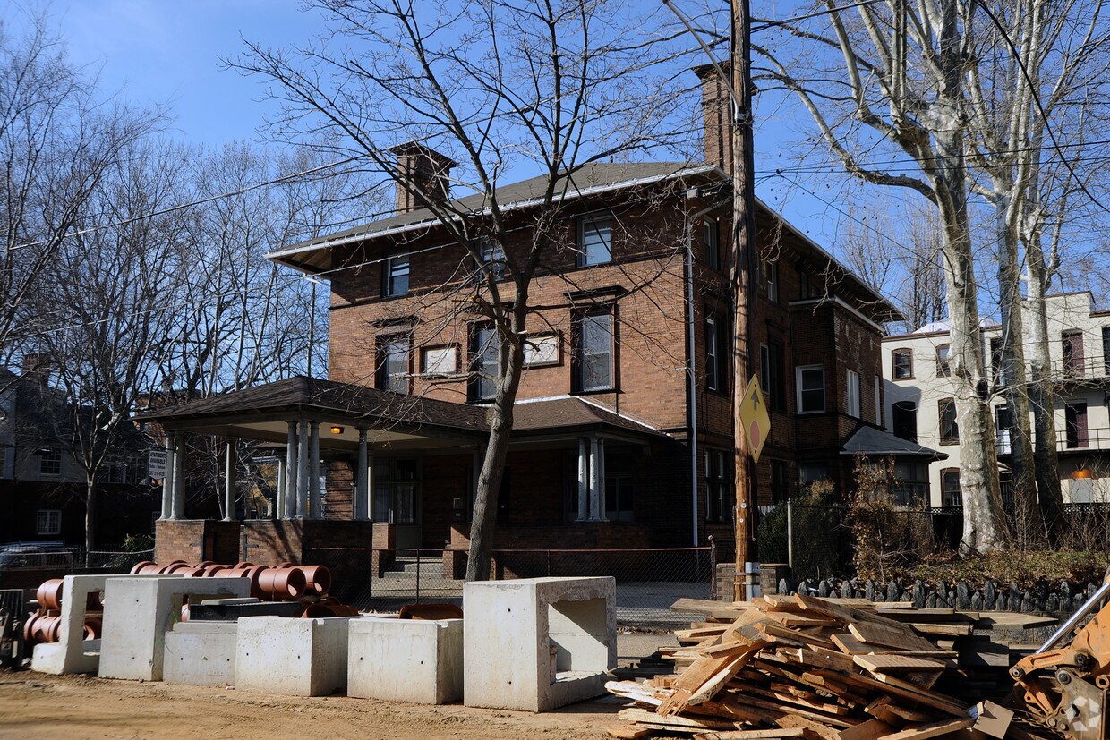 Primary Photo - 3511 Baring St
