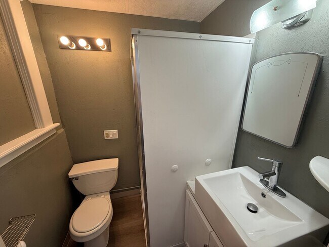 Building Photo - 1 Bedroom Upper Unit Apartment