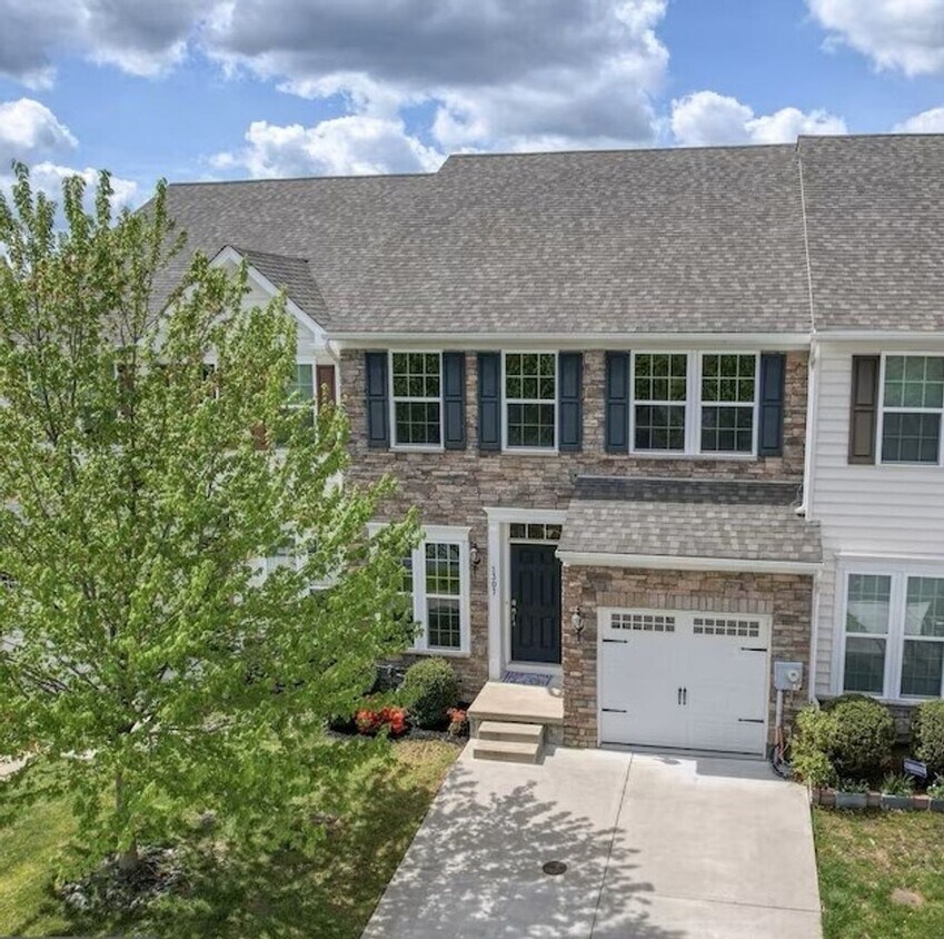 Foto principal - Spacious 4BR Townhome in Hockessin
