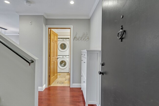 Foto del edificio - Spacious 2bed/1.5 bath 2-Story Condo for R...