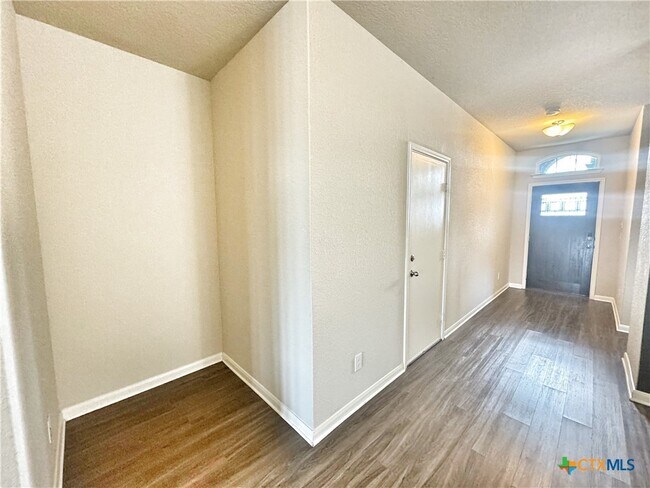 Building Photo - 484 Pebble Creek Run