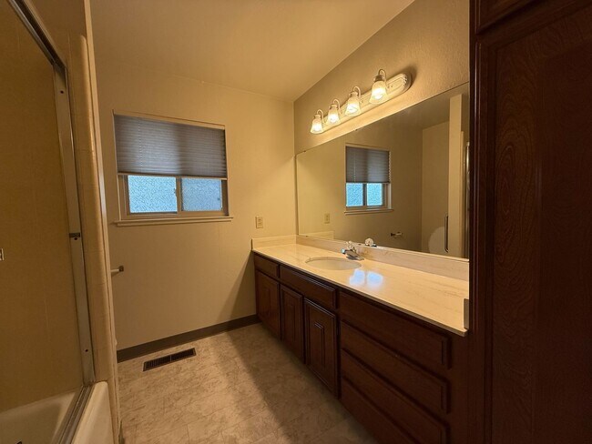 Building Photo - Fantastic 3 bedroom 2 bath Home in Montere...