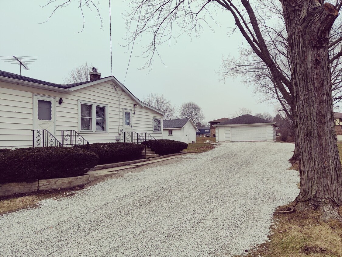 Primary Photo - 1206 N Cedar Rd