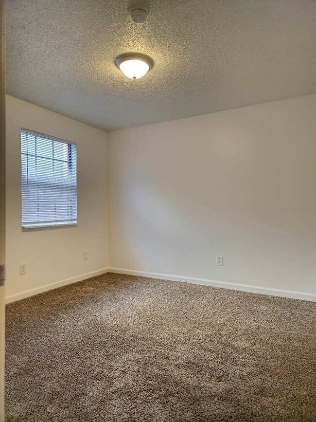 Building Photo - Gorgeous 4 bed 2 bath unit available soon!