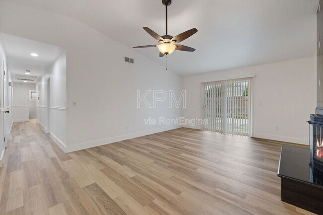 Foto del edificio - 9741 Treetop Dr