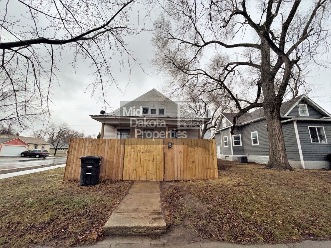 Foto principal - 421 E 7th- 3 bedroom house