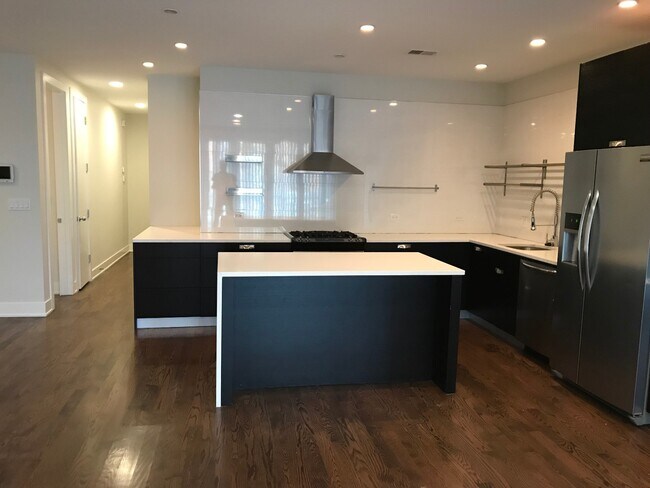 Foto del edificio - 2125 W Division St