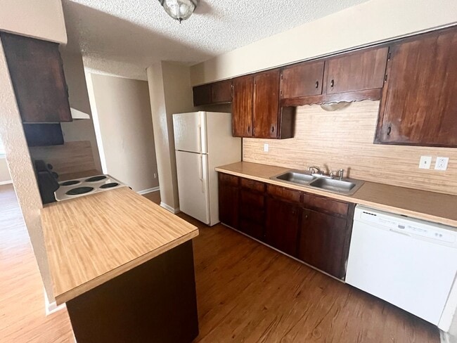 Foto del edificio - NEW IN MANAGEMENT - AVAILABLE NOW!