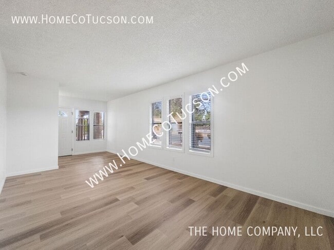 Building Photo - 5123 Paseo Las Palmas