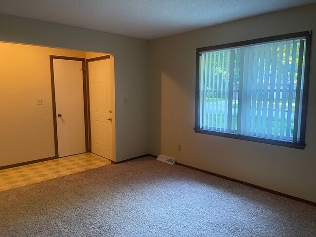 Building Photo - RARELY AVAILABLE 3 BED, 2 BATH, 2 CAR GARA...