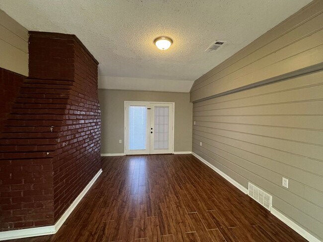 Foto del edificio - Renovated 4 Bedroom 2 Bath Home with Carport and Double Garage!!