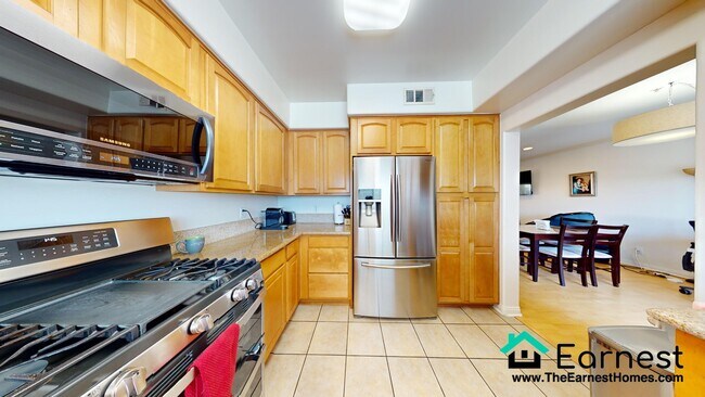 Building Photo - 3 + 2 CHARMING UNFURNISHED CONDO IN THE HE...