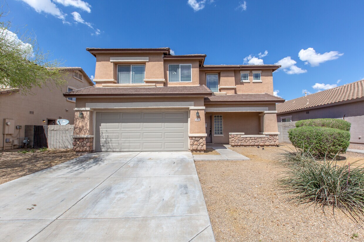 Foto principal - 4572 E County Down Dr
