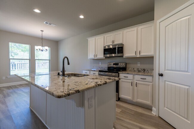 Building Photo - 3 Bedrooms / 2 Bathrooms in Silverhill! Mid-August