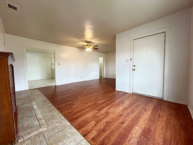 Foto del edificio - Discover Comfort & Convenience in this Cha...