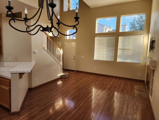 Building Photo - Gorgeous 4 br./3 bath home, close to highl...