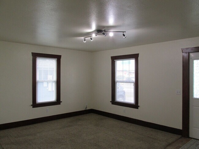 Foto del edificio - 110-114 E Hazel Ave