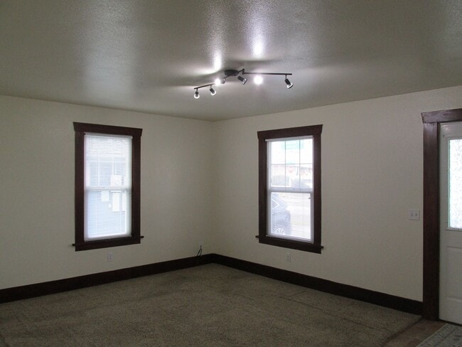 Building Photo - 110-114 E Hazel Ave