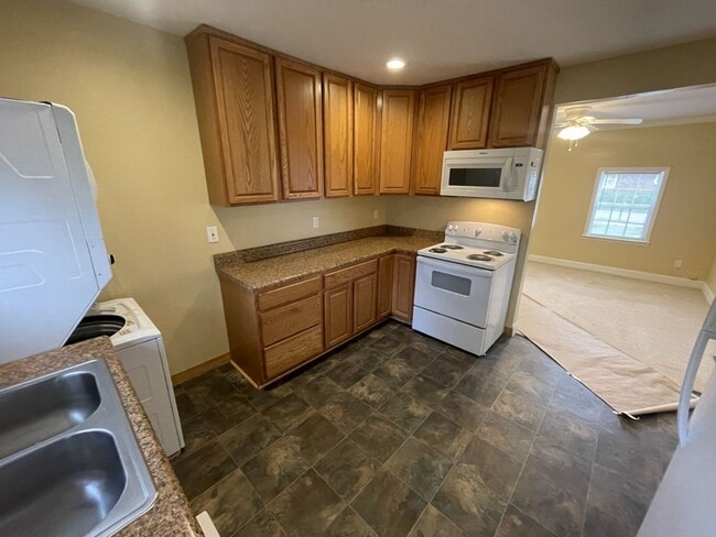 Building Photo - 2 Bd 1 Ba