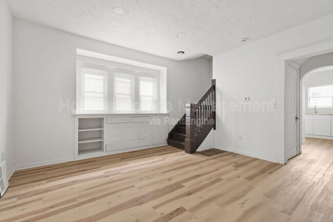 Foto del edificio - 822 N Bradley Ave