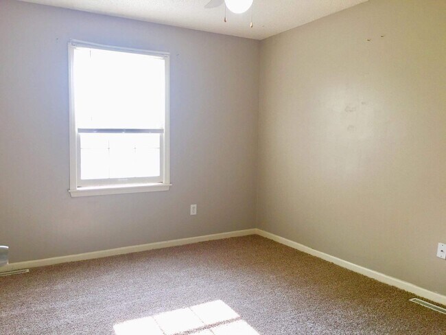 Foto del edificio - Walk to shopping and restaurants and high school