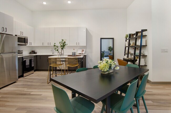 Las comodidades del hogar moderno incluyen impresionantes cocinas equipadas con electrodomésticos de acero inoxidable Energy Star®, encimeras de cuarzo, techos elevados de 9 pies y un sistema de entrada sin llave. - Modera Berkeley Heights