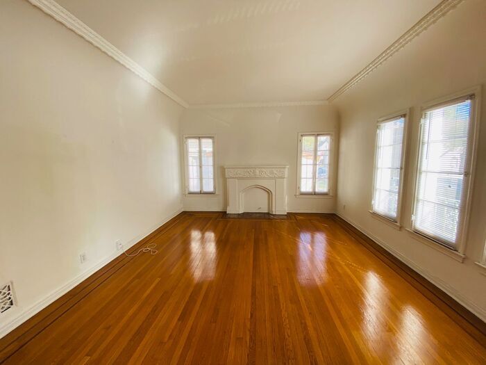 Primary Photo - HUGE Miracle Mile Apt with Original Charm