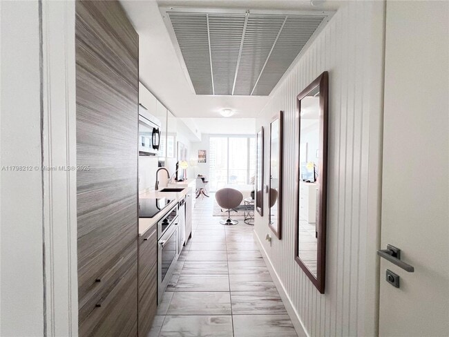 Building Photo - 1300 Brickell Bay Dr