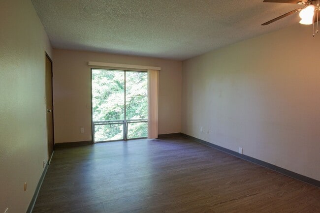 Foto del edificio - *Free Rent Special* Top Floor One Bedroom Near OHSU Ready Now!