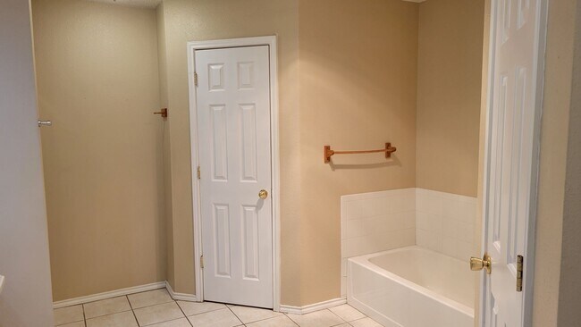 Foto del edificio - Beautiful 3/2/2 Available March!