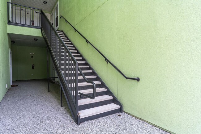 Foto del edificio - Lakefront Townhome
