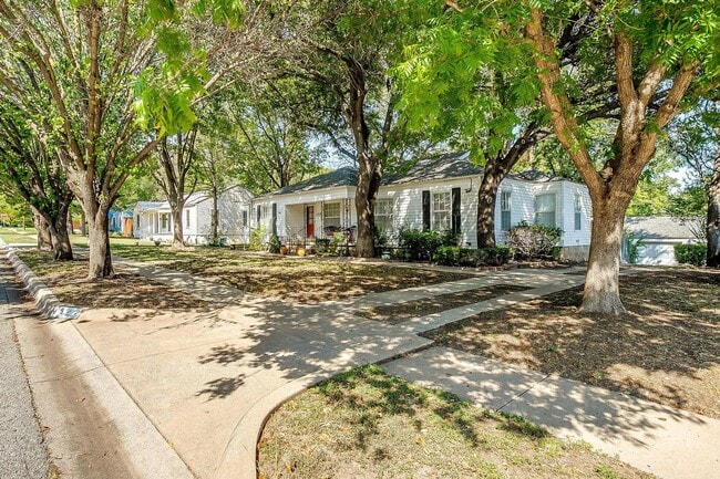 Foto del edificio - Classic 4 Bed, 2 Bath Home in the Heart of...