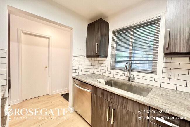 Photo du bâtiment - Spacious 3 Bed 2.5 Bath Townhouse in North...