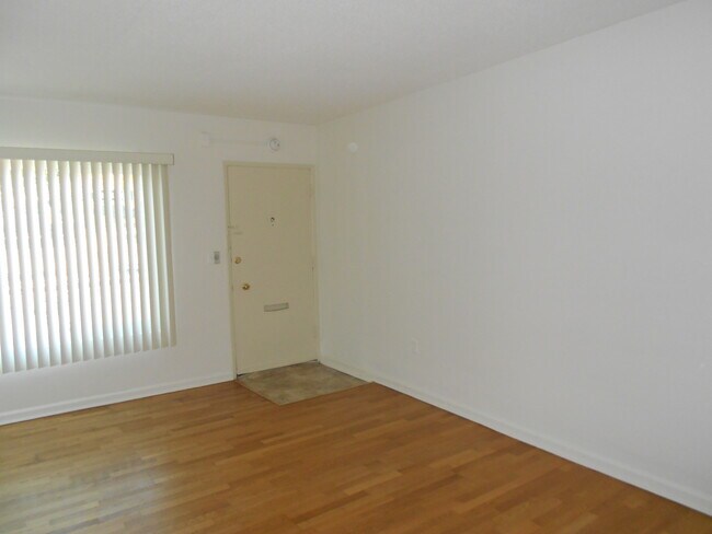 Foto del edificio - 10756 Santa Monica Blvd