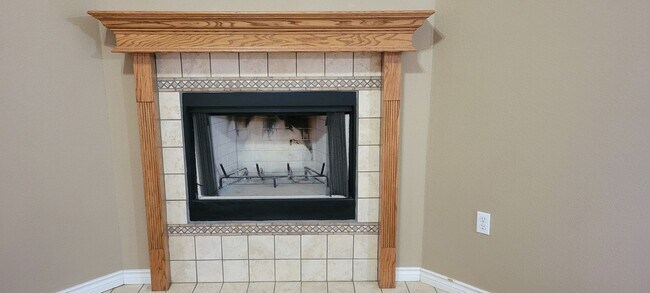 Foto del edificio - LARGE 4 BEDROOM HOME IN NORTHEAST CLOVIS