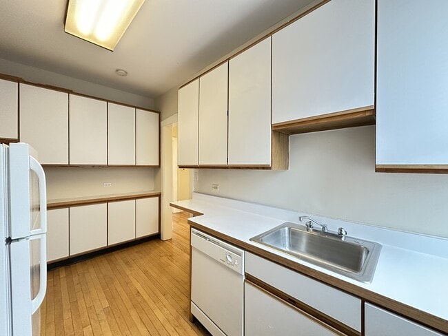 Building Photo - 1324 Oak Ave