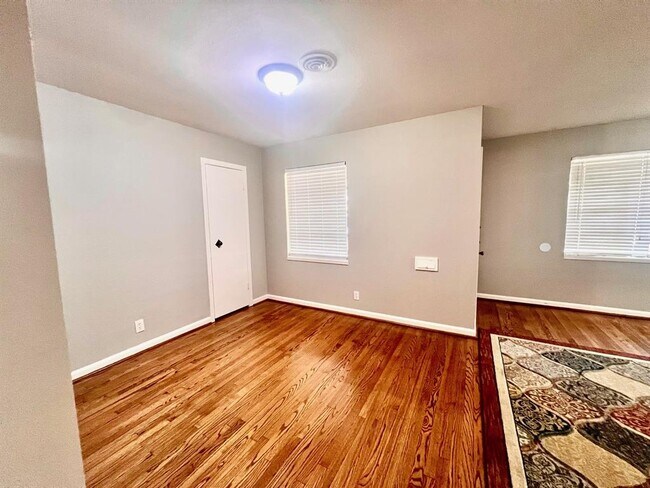 Building Photo - 919 Saddle Rock Dr
