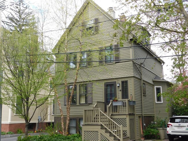 Building Photo - 39 Parker St
