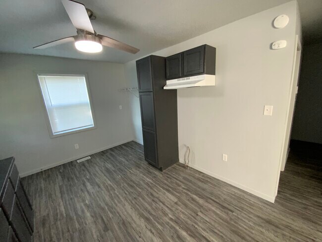 Building Photo - 320 Vermilion St