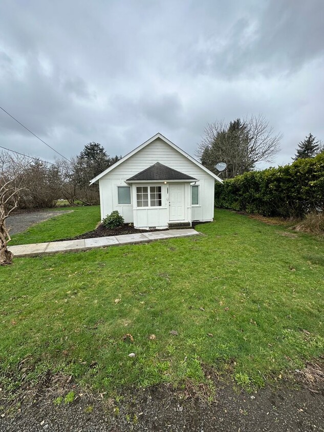 Primary Photo - Charming Warrenton house walking distance ...