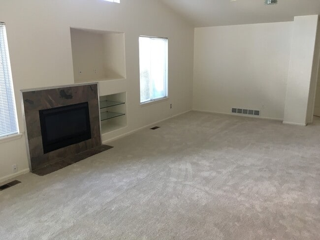 Building Photo - Modern Waneka Lake 4 Bedroom, 3 Bath Prett...